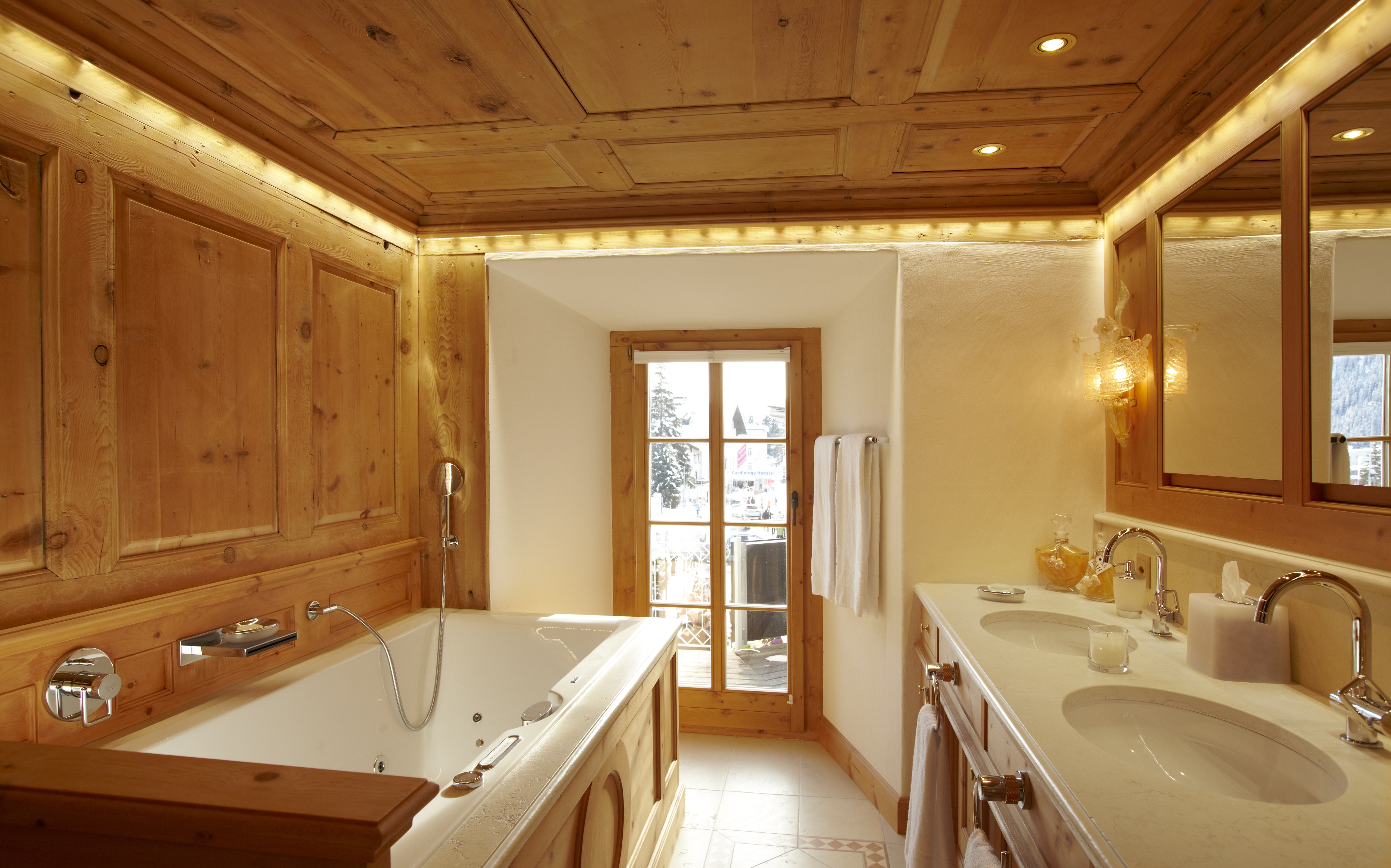Hotel Seehof Parsen Badezimmer mit schöner Holzdecke und Badewanne